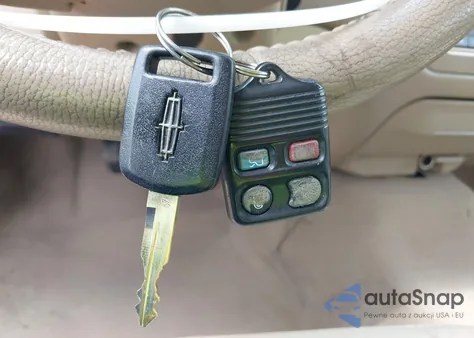 2007 Lincoln Town Car Signature from USA, damaged, VIN 1LNHM81V57Y600505